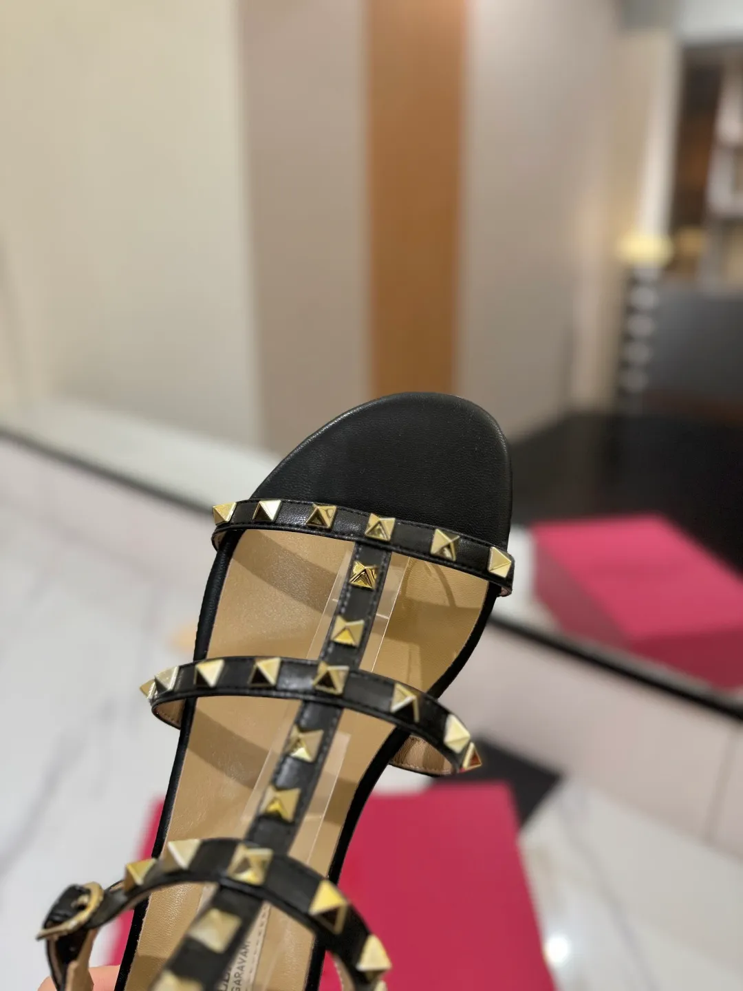 👟👟Ex-factory price 520👟👟 Valentino/Valentino rivet VT classic ankle-wrap rivet sandals, timeless 🆕 deeply rooted in people's hearts❤️A must-have item that never goes out of style🫰top replica! The side curves are perfect, the original molded custom-made rust-free rivets, and the textured hardware bring out a full sense of high-end, giving you a genuine foot feel! The first choice for high-end customers❤️ [Material] Upper: Original imported customized cowhide Inner lining: Original imported goatskin Outsole: Imported pearlescent leather outsole Code number: 35-39 [34, 40, 41, 42 are custom-made and cannot be returned or exchanged]